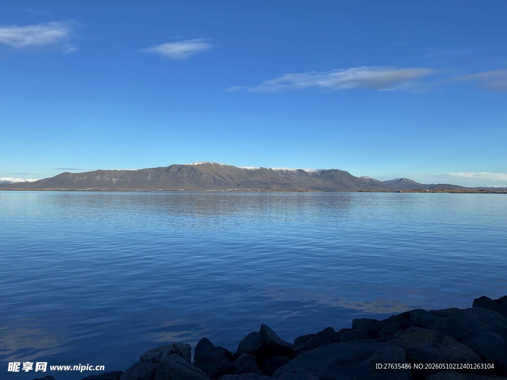 宁静湖畔的远山美景