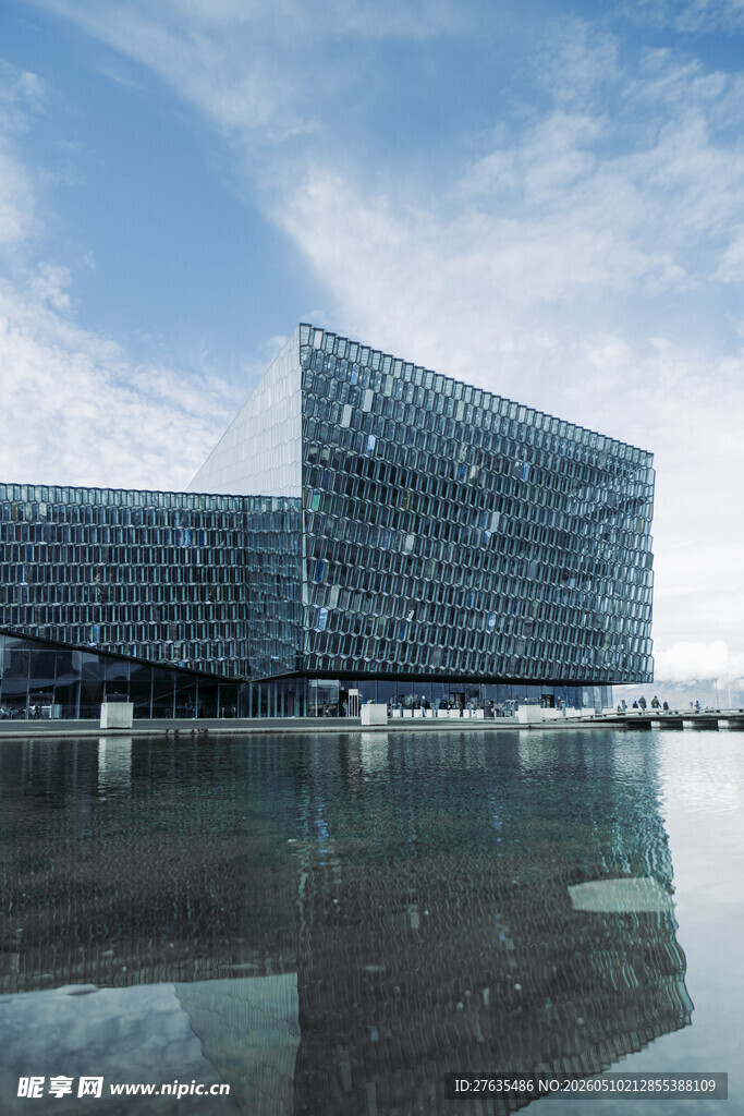 现代玻璃建筑及其水中倒影