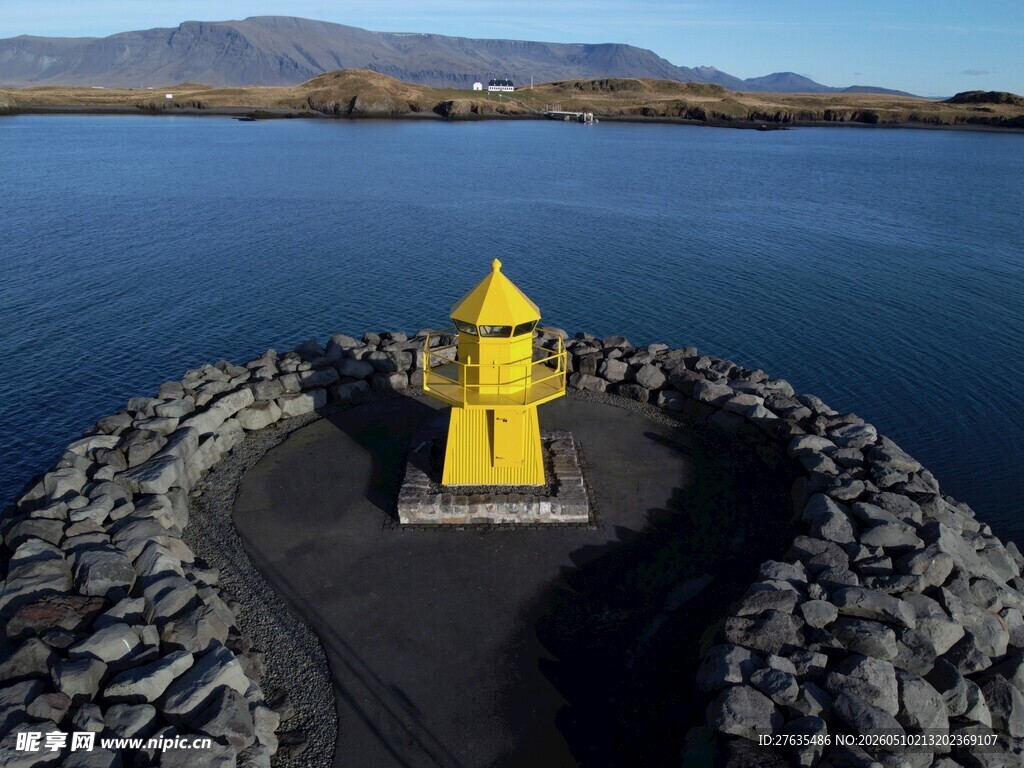 湖畔黄色尖顶建筑景观