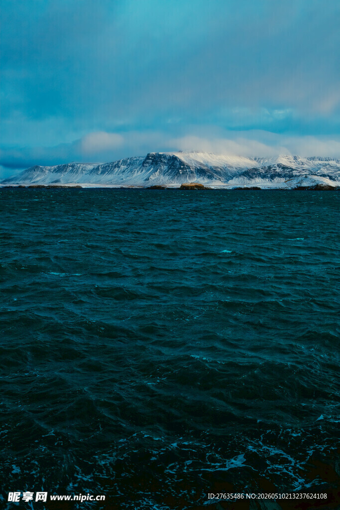 广阔海面与远处雪山景观