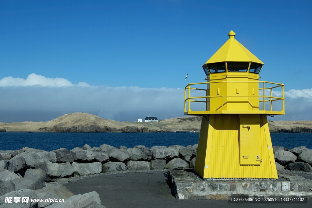 海边黄色灯塔风景
