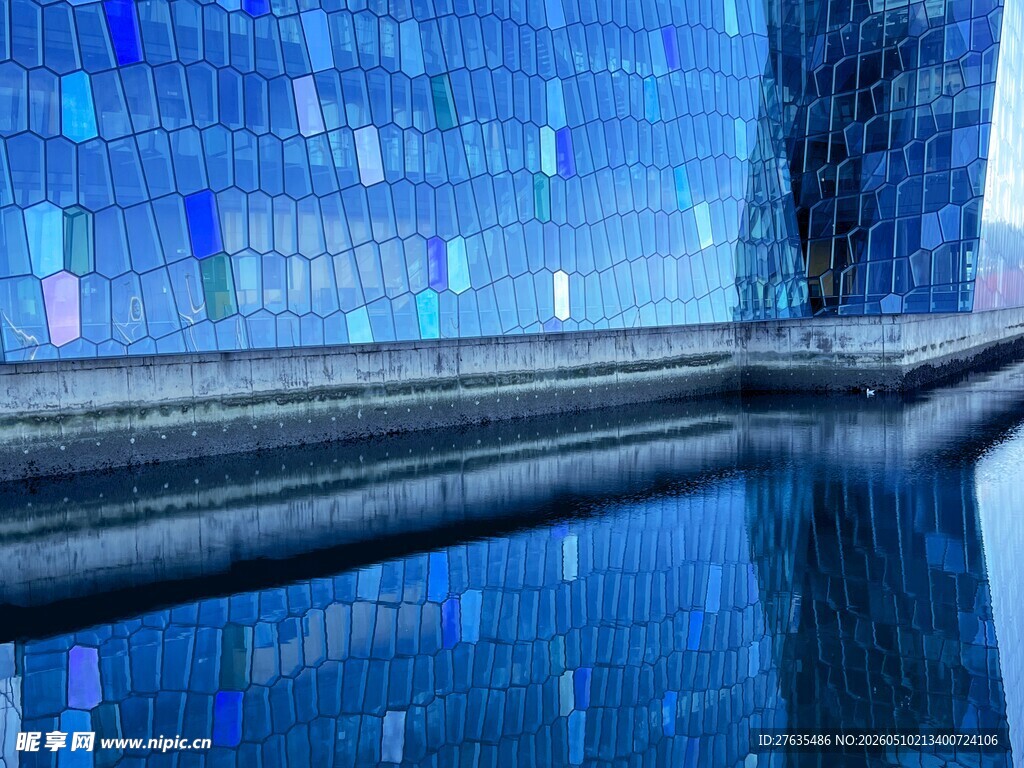 现代玻璃建筑与水景倒影