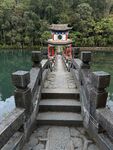 古桥通向湖心亭中景