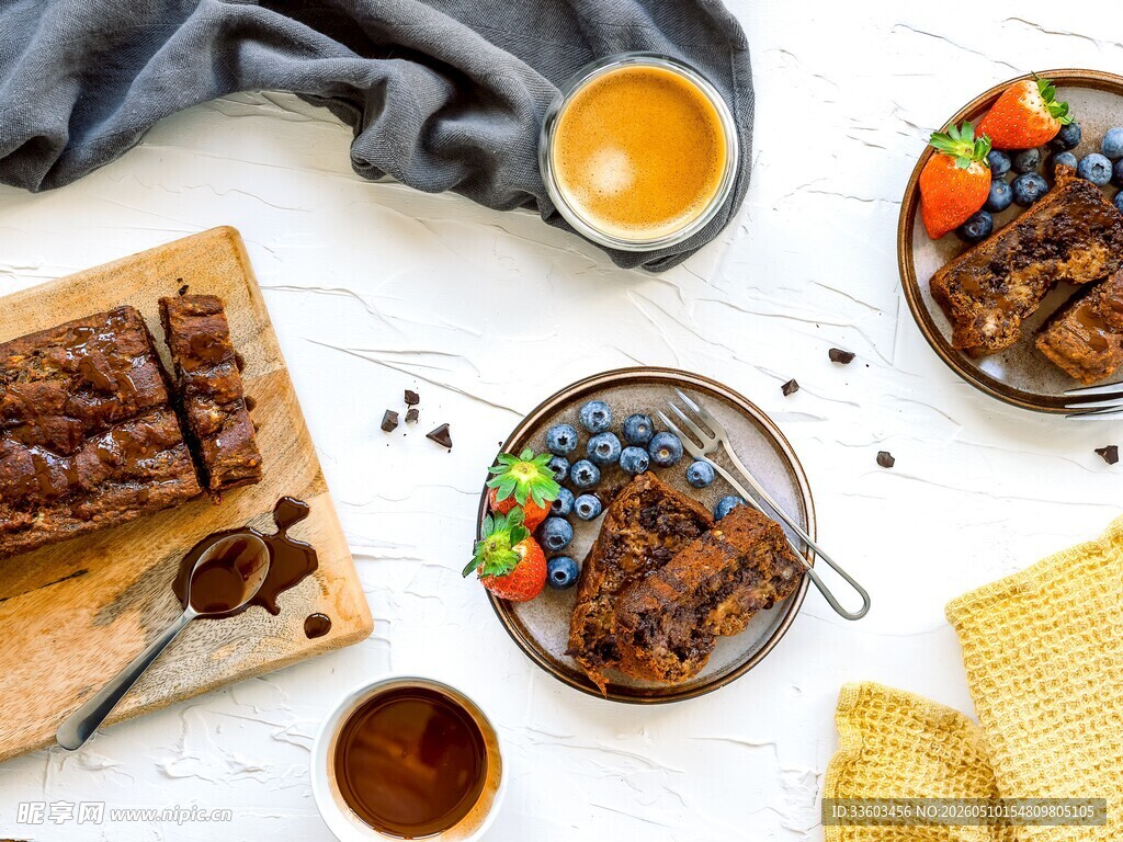 美味烤肉与多彩蔬果拼盘