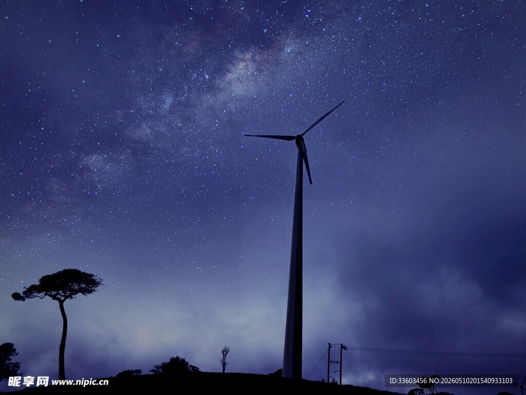 夜空下的风力发电机