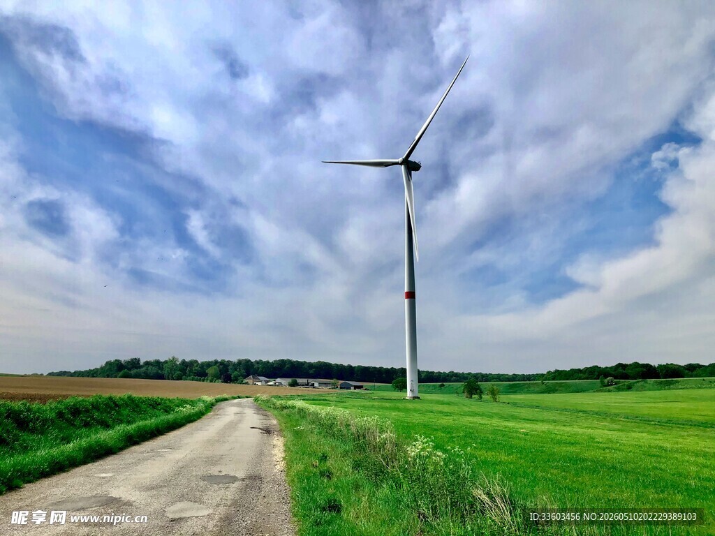 田野中的风力发电机
