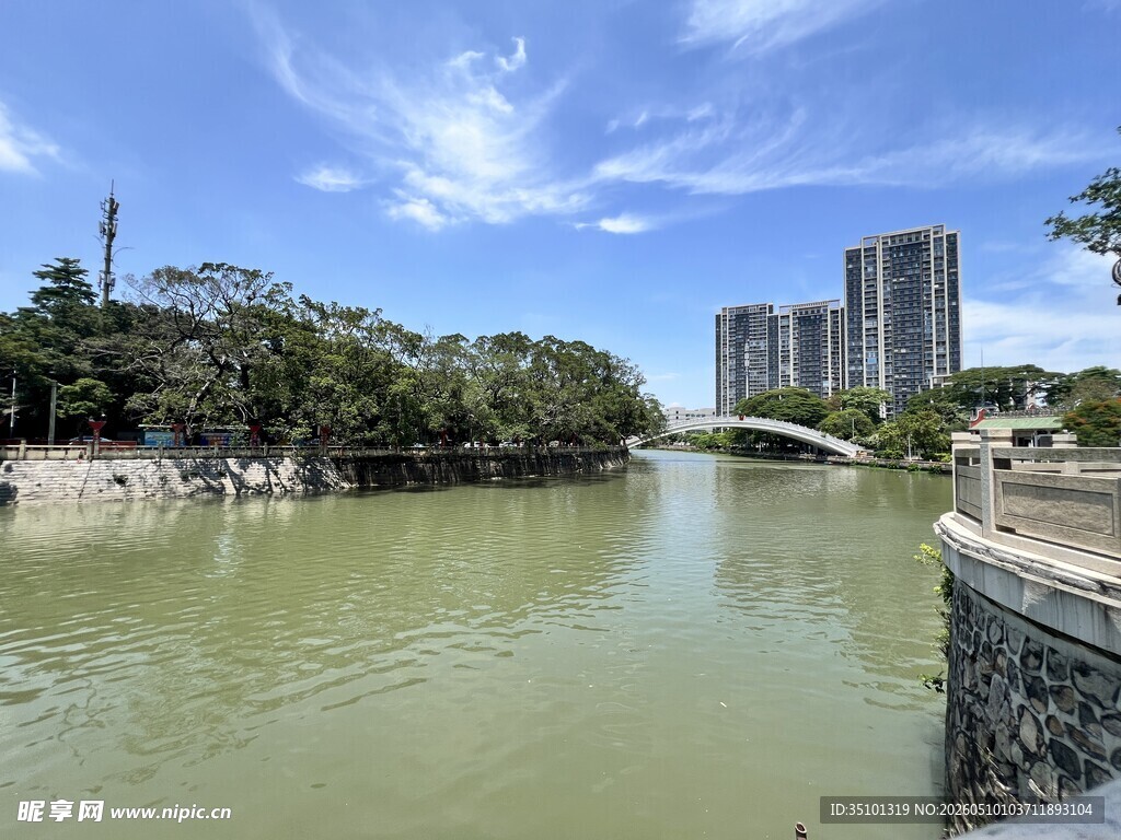 城市河畔风光