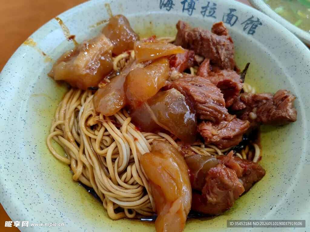 海鲜牛肉拌面