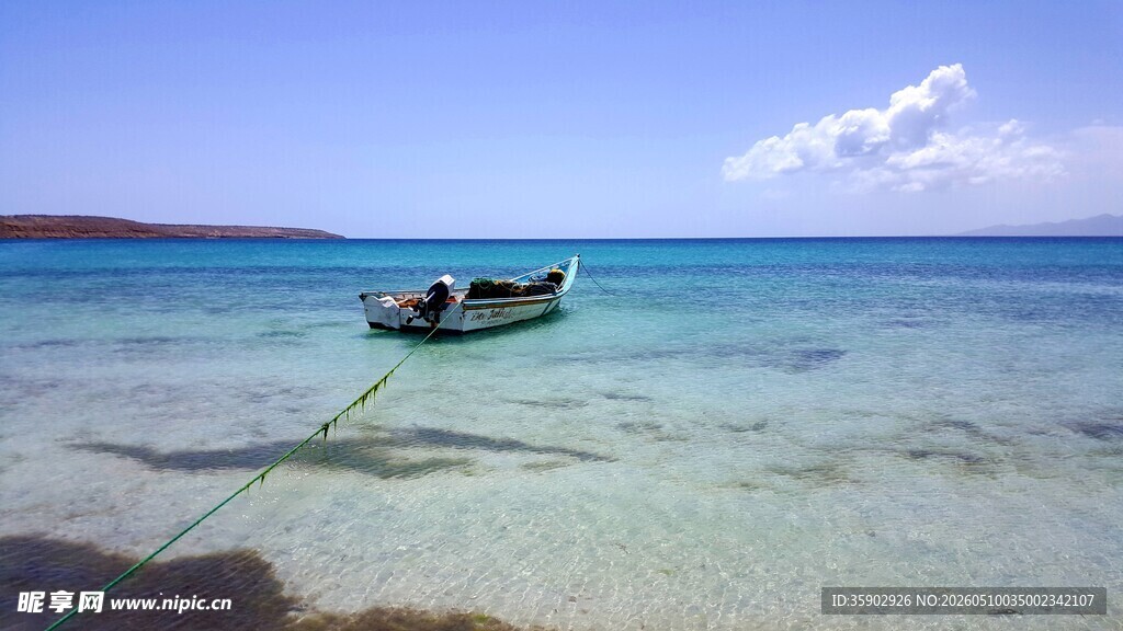 碧海轻舟静谧海上风光