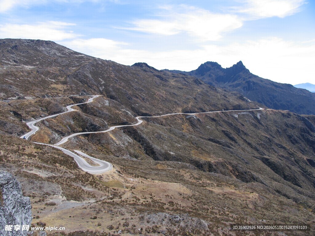 山间蜿蜒公路风景