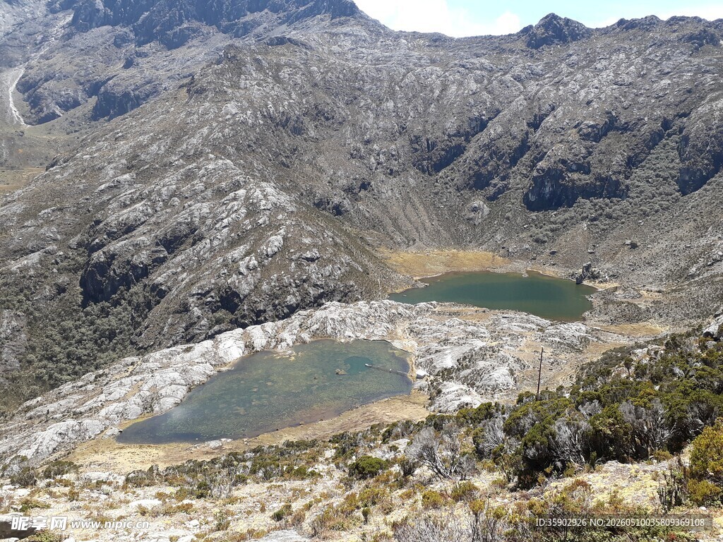 高山湖泊壮丽自然景观