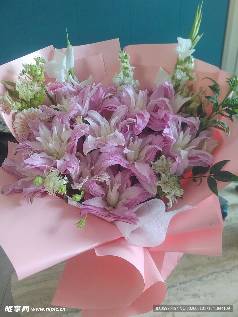 粉色系优雅紫百合花束