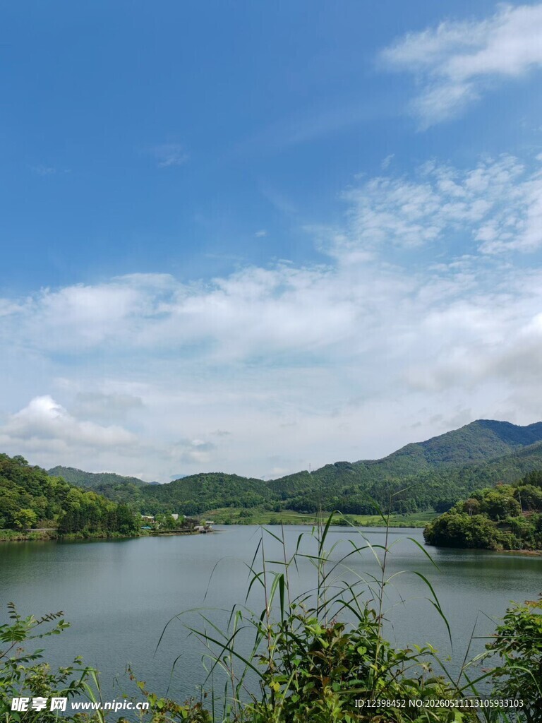 湖畔青山美景