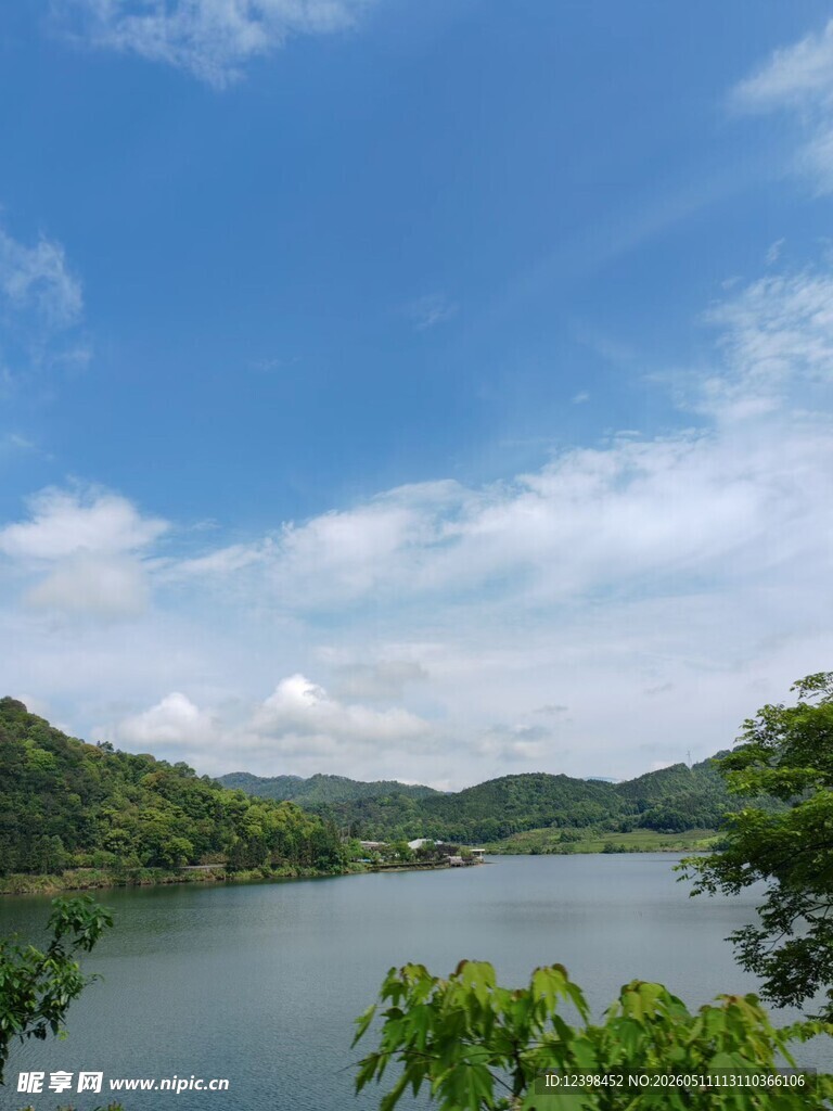 湖畔青山蓝天美景