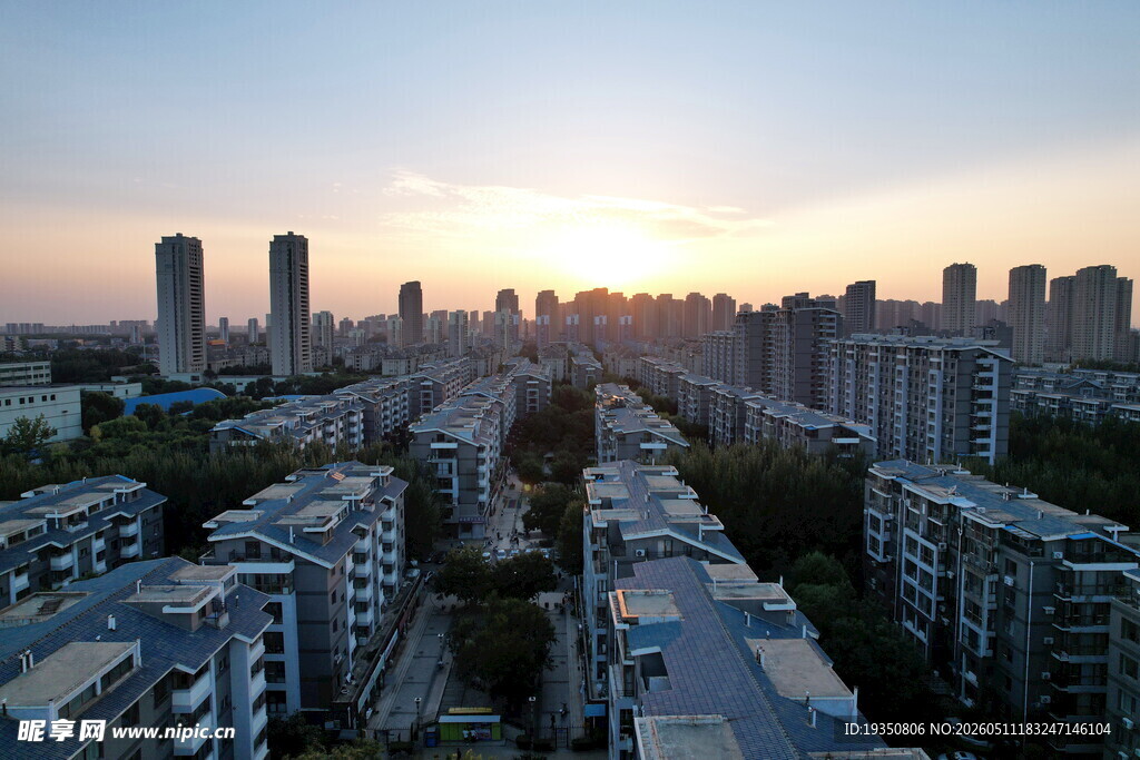 城市日落时分的建筑景观