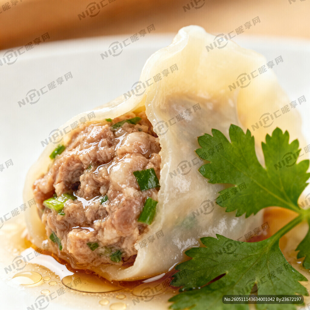 馄饨  写实 肉馅漏出来  