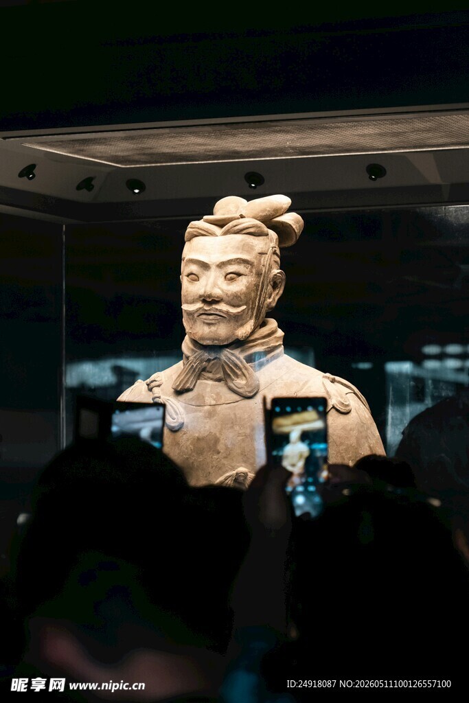 游客拍摄兵马俑珍贵瞬间