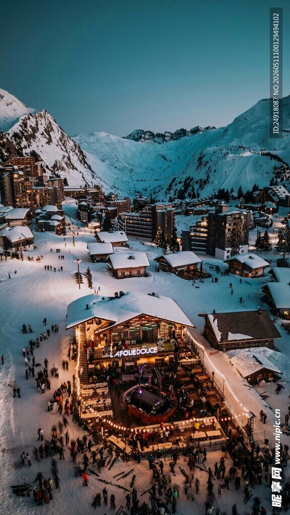 雪夜中的热闹山间集市