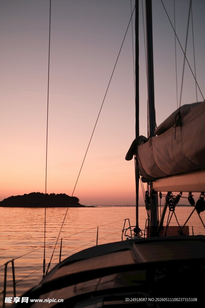 夕阳下的海上帆船美景