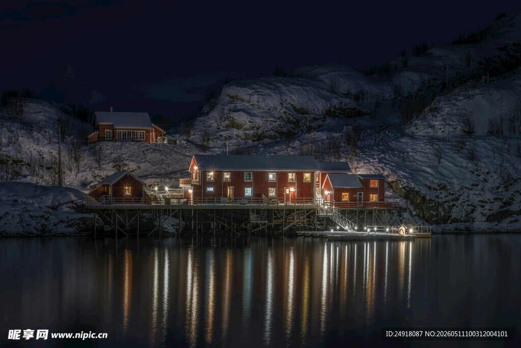 湖畔夜中灯火璀璨的建筑