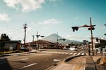 城市路口的街景画面