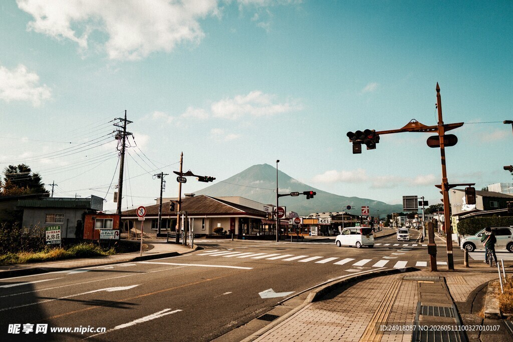 城市路口的街景画面