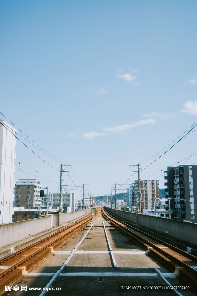 城市铁轨延伸向远方