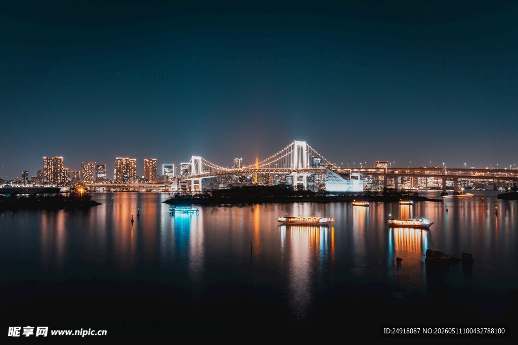 城市夜景下的静谧水面