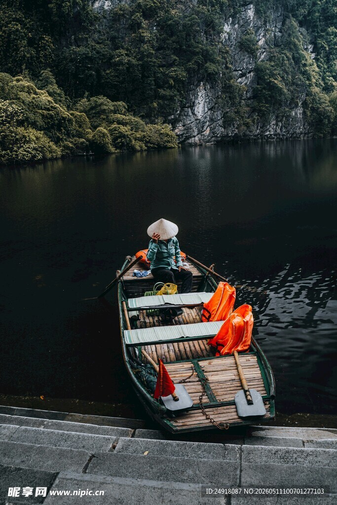 湖上小船静谧的水上时光