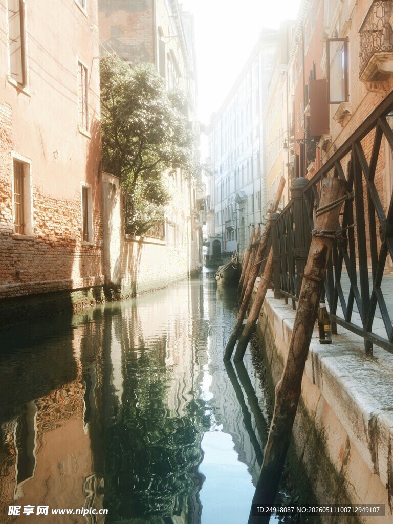 威尼斯静谧水道风景