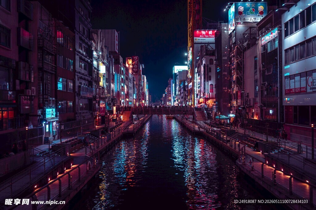 霓虹灯下的城市河道夜景