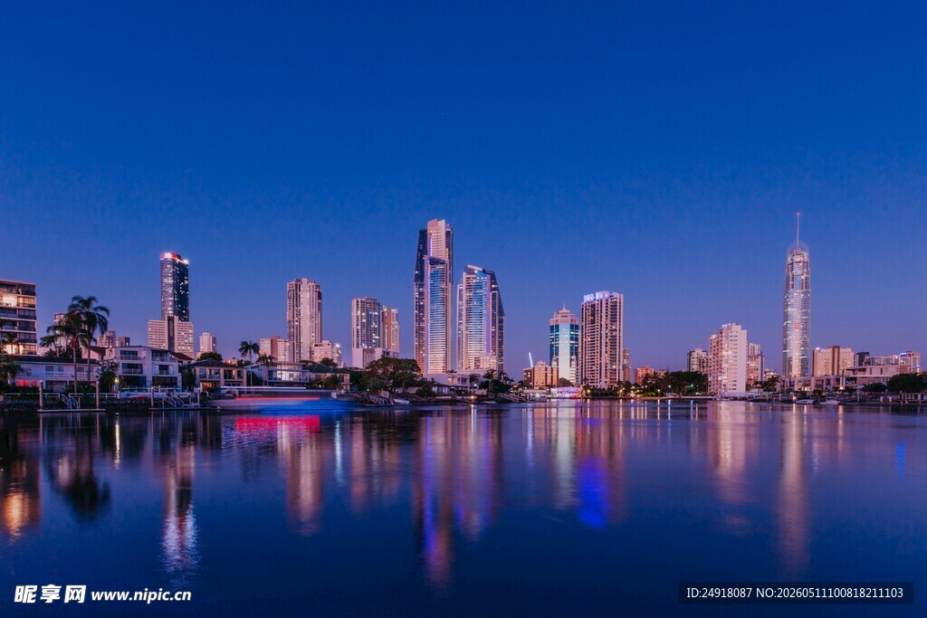 城市璀璨夜景倒影水面