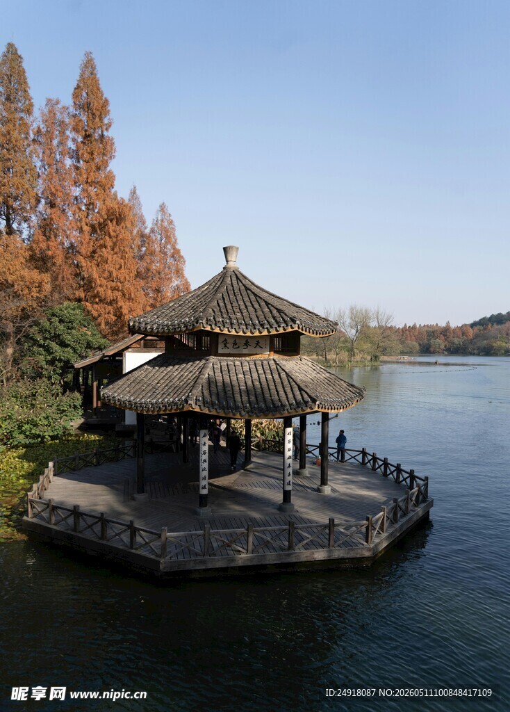 湖畔亭阁秋景图