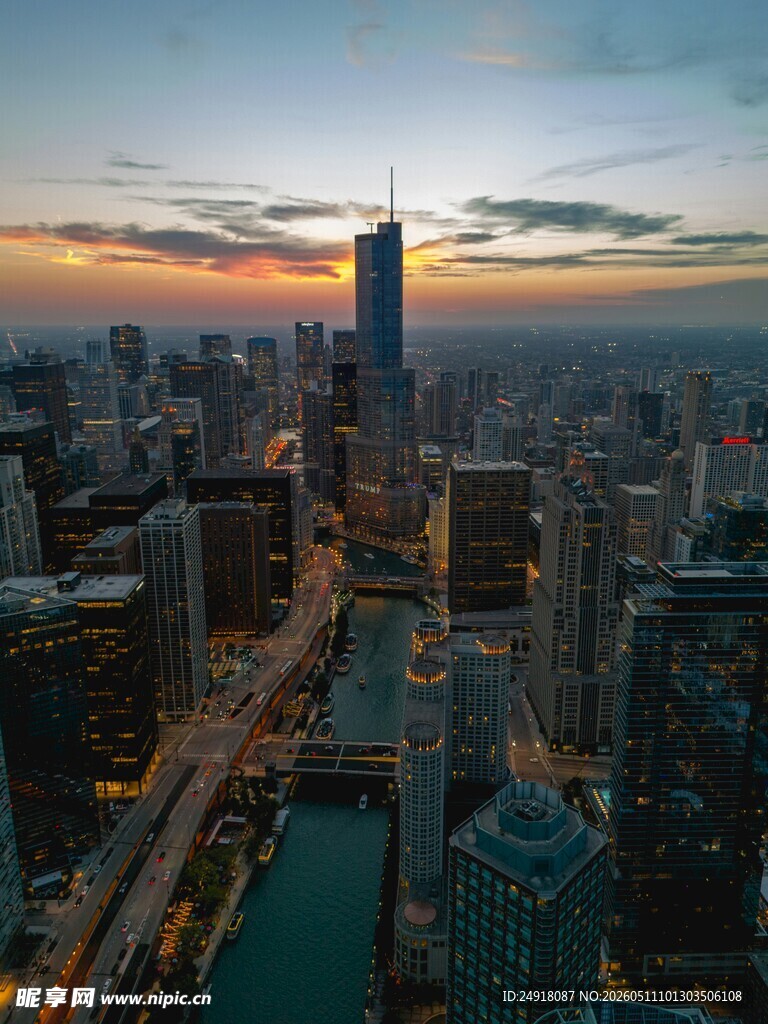 黄昏下的繁华都市天际线