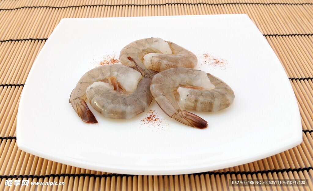 白盘上的新鲜大虾