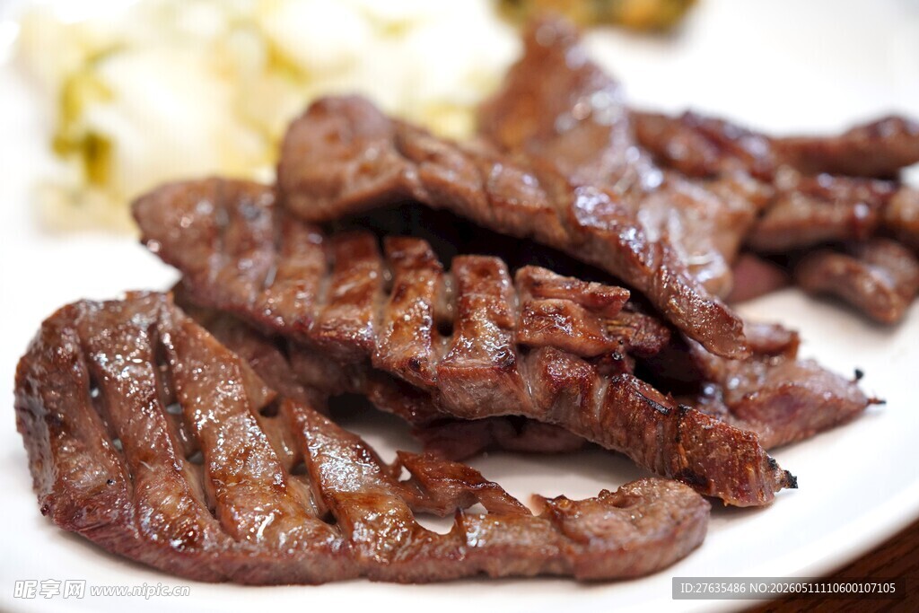 美味煎牛排摆放在盘中