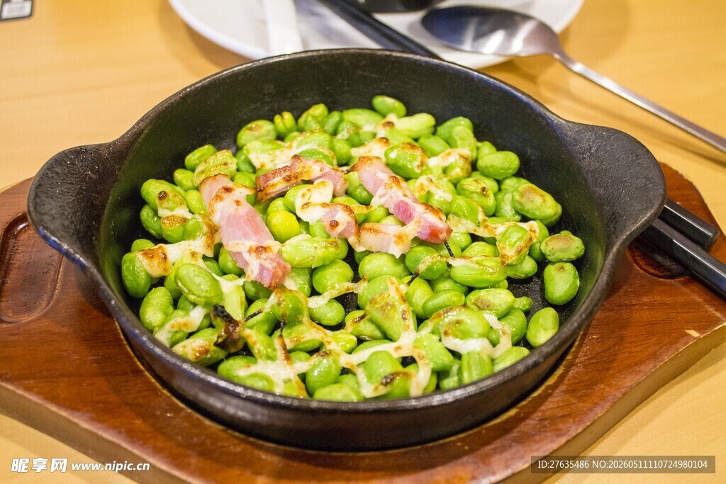 铸铁锅中的青豆培根料理
