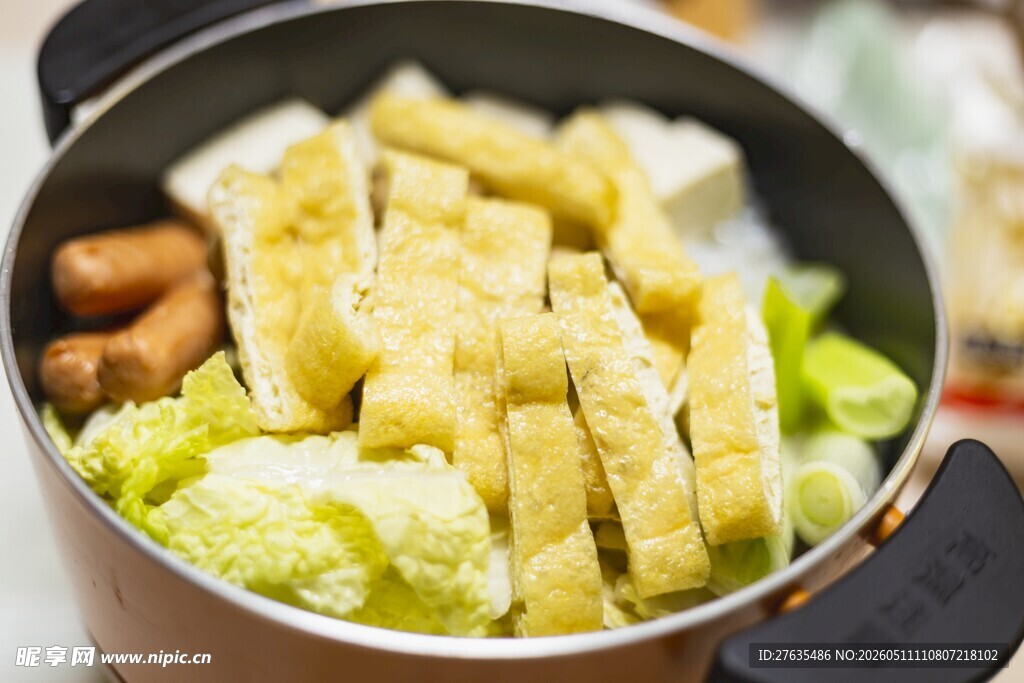 锅中美味豆腐蔬菜组合