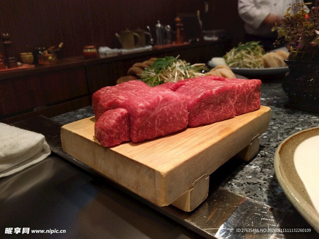 新鲜生牛肉置于木砧板上