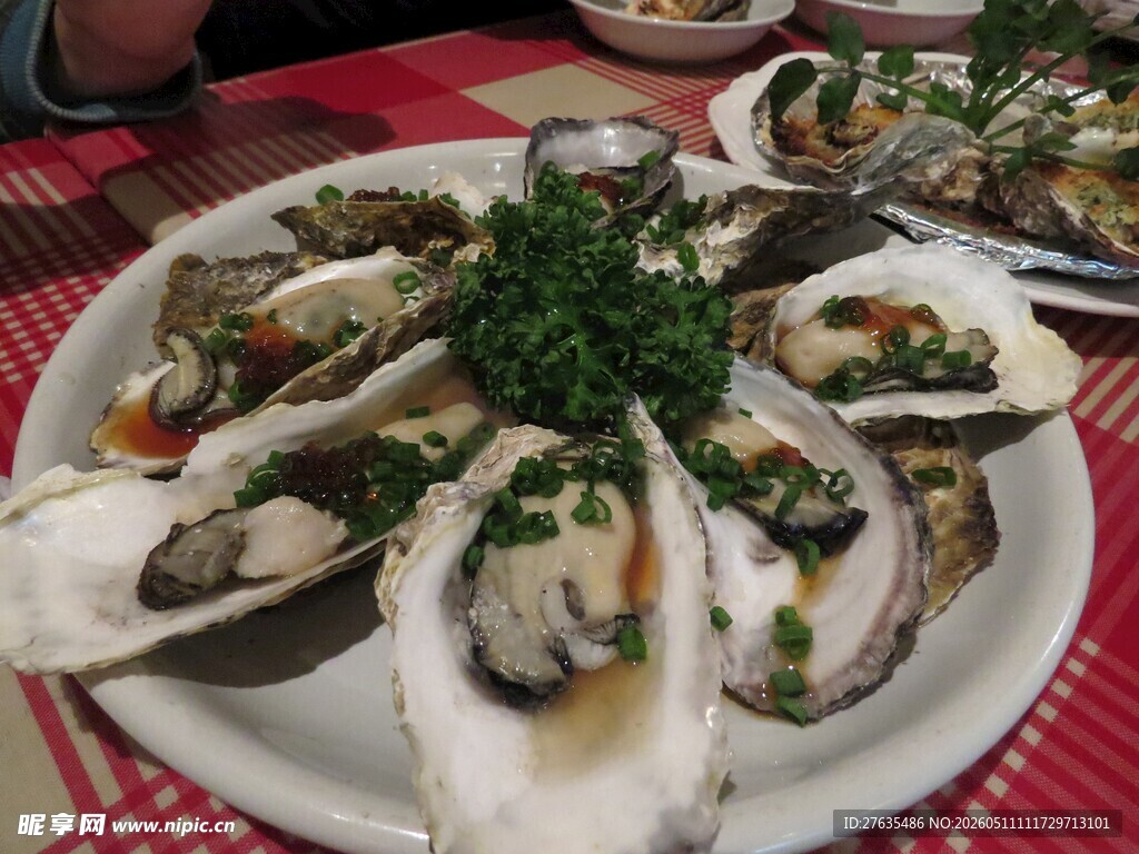 美味生蚝摆盘精致诱人