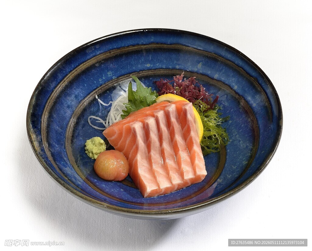 精致摆盘的美味三文鱼料理