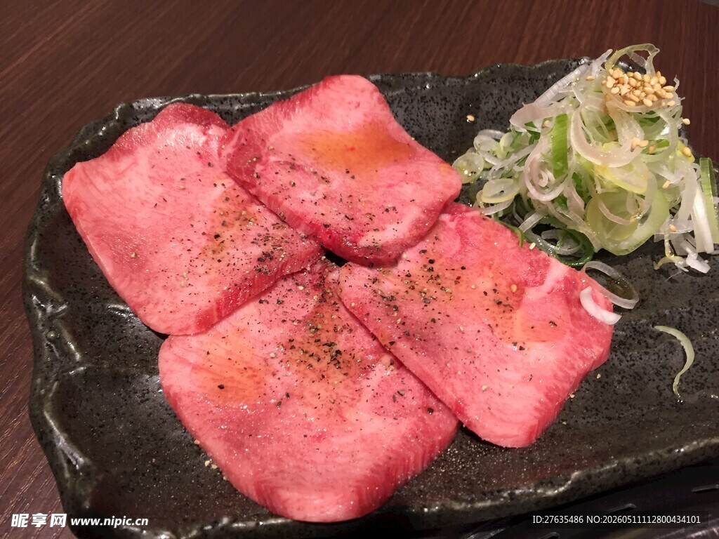 美味日式生牛肉片摆盘