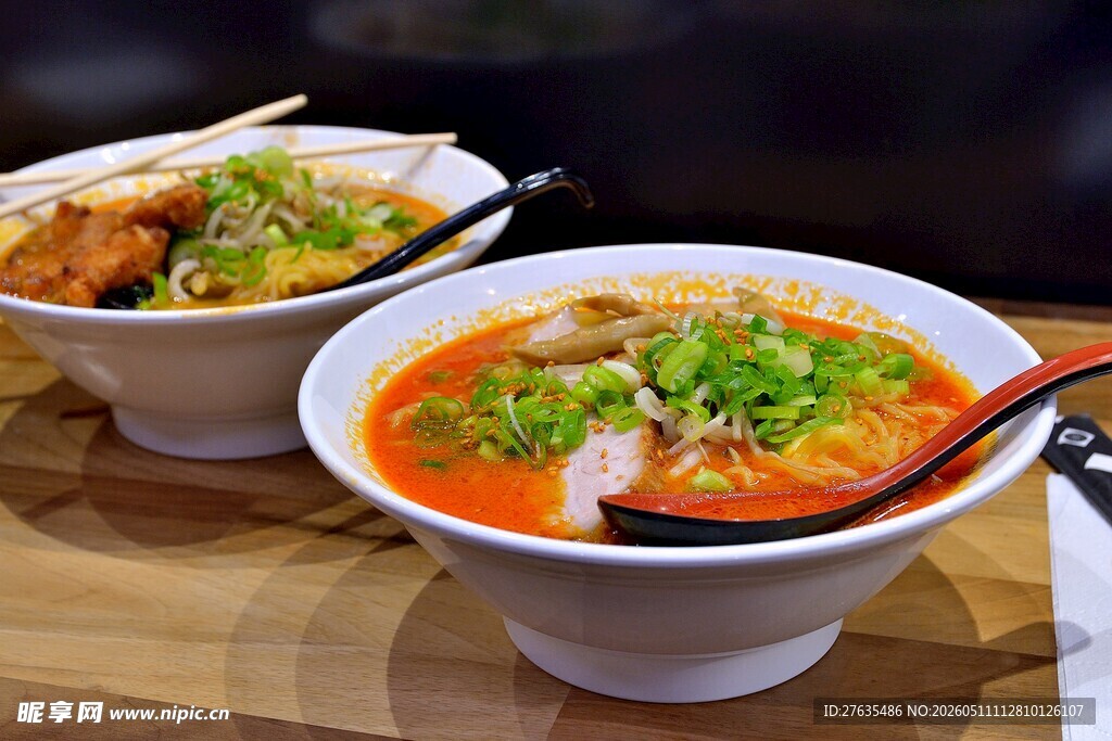 两碗美味特色汤面美食