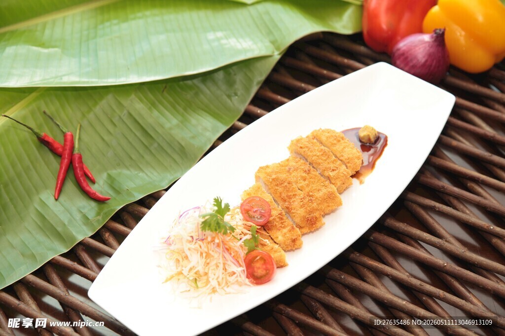 美味泰式炒饭摆于芭蕉叶