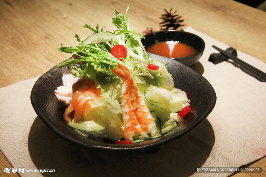 美味鲜虾蔬菜沙拉