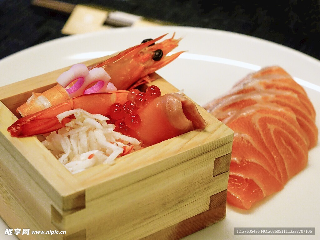 日式刺身寿司拼盘美食