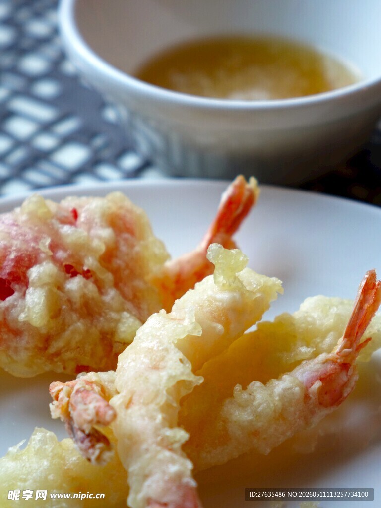 美味天妇罗虾与蘸料