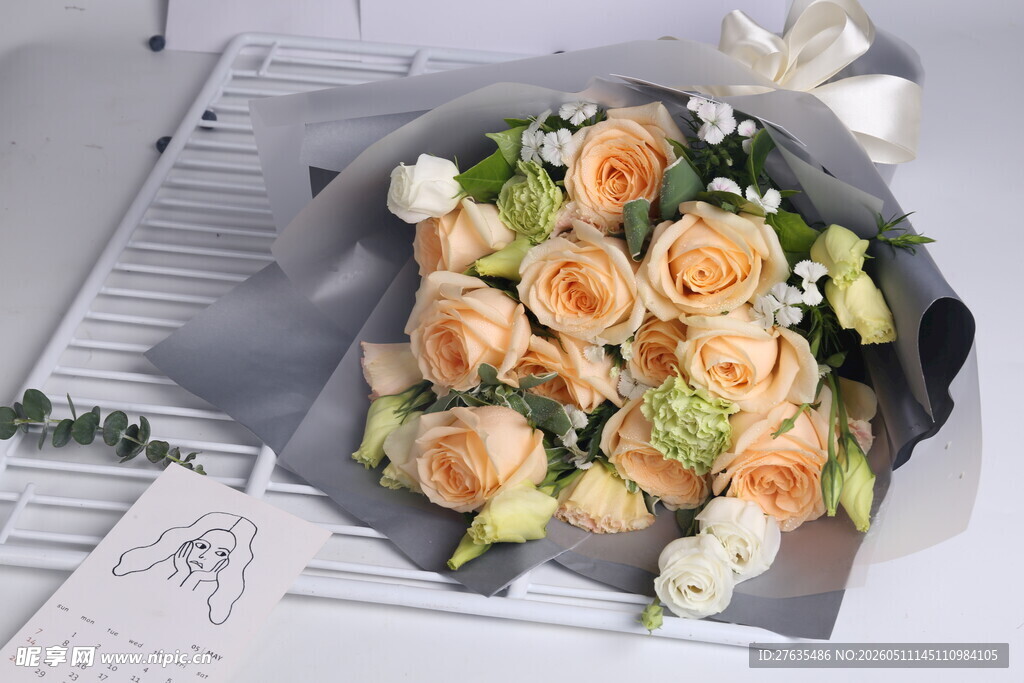 浪漫香槟色鲜花花束