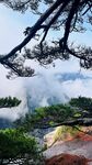 山间云雾缭绕的秀丽景致