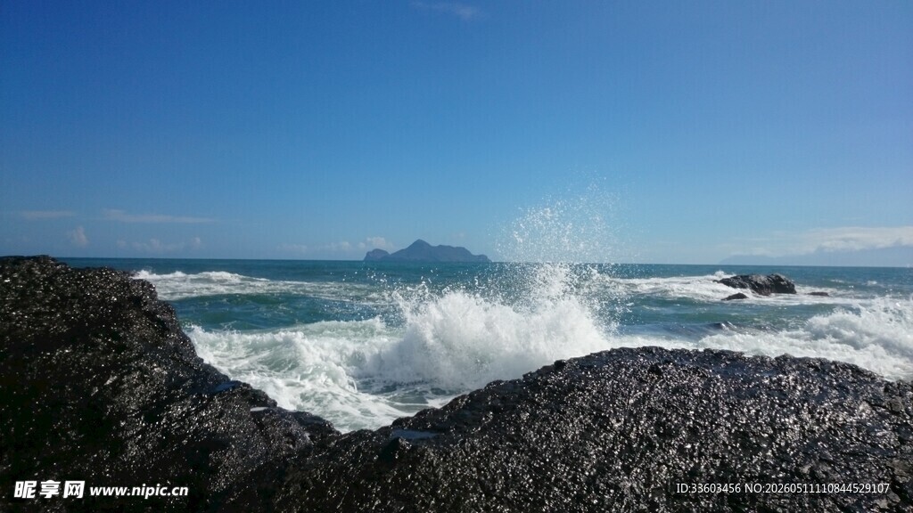 海浪拍击岸边岩石景观